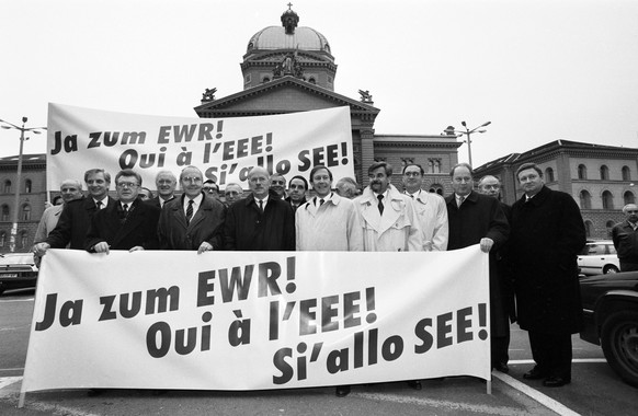 ARCHIVE --- VOR 25 JAHREN, AM 6. DEZEMBER 1992, WURDE NACH EINEM HEFTIGEN, HOCHEMOTIONAL GEFUEHRTEN ABSTIMMUNGSKAMPF DER BEITRITT DER SCHWEIZ ZUM EWR BEI HOHER STIMMBETEILIGUNG AEUSSERST KNAPP ABGELEH ...