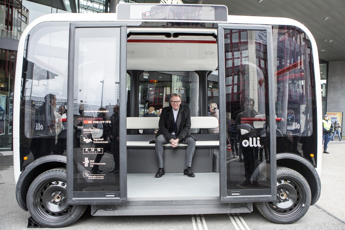 Andreas Meyer, CEO SBB AG, waehrend der Medienorientierung zum Pilotversuch selbstfahrende Busse am Dienstag, 7. Maerz 2017, in Zug. (KEYSTONE/Alexandra Wey)