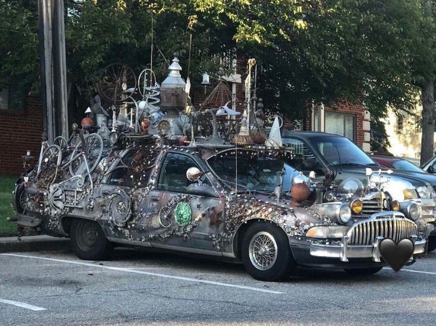 Steampunk. ALLES an Steampunk - in einem einzigen Auto. 
https://www.reddit.com/media?url=https%3A%2F%2Fpreview.redd.it%2Fi-caught-this-earlier-today-v0-28ytlfqjdzad1.jpg%3Fwidth%3D1080%26crop%3Dsmart ...