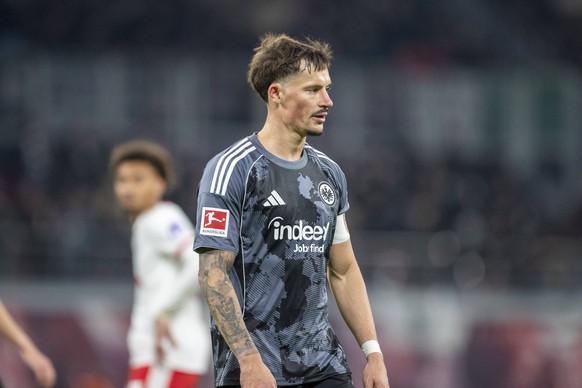 GER, Leipzig, Fu�ball, DFL Bundesliga, 13. Spieltag, RB Leipzig vs. Eintracht Frankfurt im Bild v.l.: Robin Koch Eintracht Frankfurt 04, wirkt enttaeuscht 06.12.2025, Red-Bull Arena Leipzig DFL/DFB RE ...