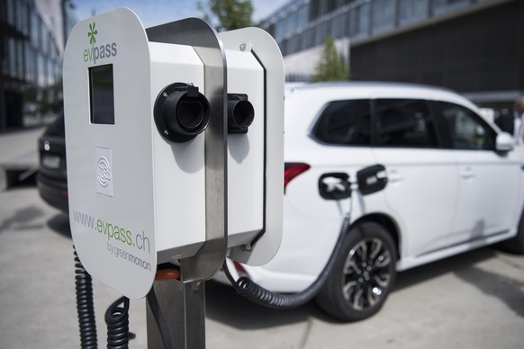 Sicht auf eine Ladestation die Elektrofahrzeuge auflaedt, am Dienstag, 28. Juni 2016, in Bern. Die Firma Green Motion ist bestrebt die ganze Schweiz mit Ladestationen fuer Elektrofahrzeuge auszurueste ...