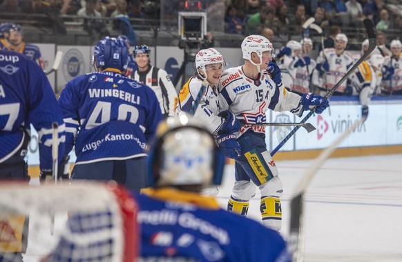 Die Spieler von Kloten mit Misch Ramel, links, und Miro Aaltonen, rechts, feiern das Tor zum 3:4 beim Eishockey Meisterschaftsspiel der National League zwischen dem EV Zug und den Kloten Flyers am Fre ...