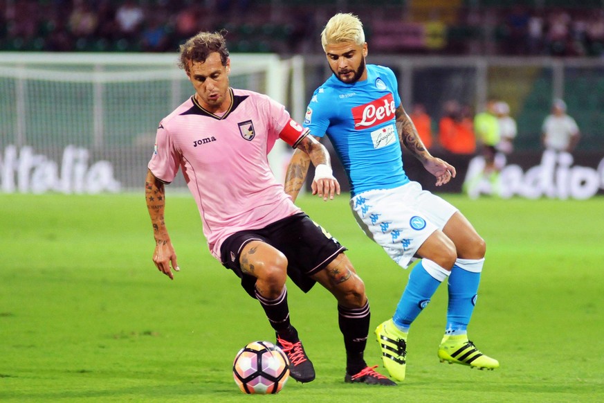 epa05534042 Palermo&#039;s Alessandro Diamanti (L) in action against Napoli&#039;s Lorenzo Insigne (R) during the Italian Serie A soccer match between US Palermo and SSC Napoli at Renzo Barbera stadiu ...