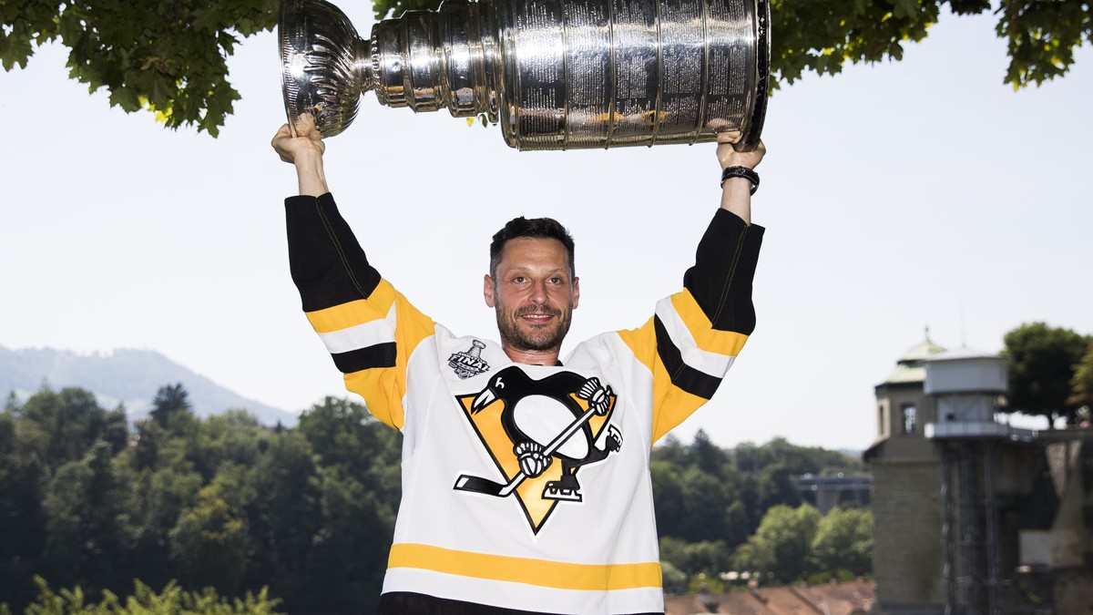 Switzerland's Mark Streit poses with the Stanley Cup trophy in Bern, Switzerland, August 2, 2017. Streit won the trophy with the Pittsburgh Penguins in 2017. (KEYSTONE/Peter Klaunzer)