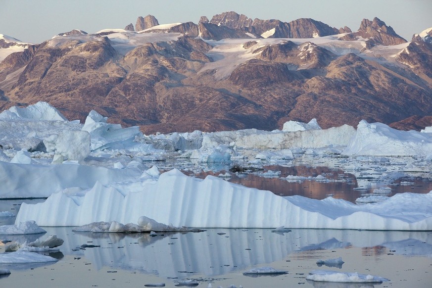 epa01845007 A handout image taken in August 2009 and released on 02 September 2009 by the greenpeace International shows the Bergs calved from Helheim glacier float in Sermilik Fjord on the south east ...