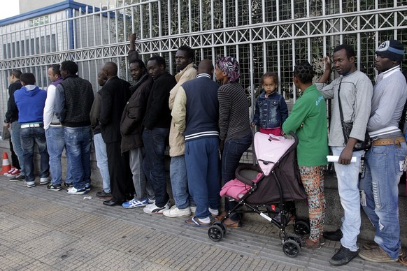 Anstehen für einen Asylantrag in Athen: Griechenland ist mit dem Flüchtlingsstrom überfordert.
