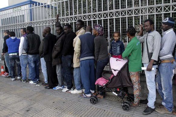 Anstehen für einen Asylantrag in Athen: Griechenland ist mit dem Flüchtlingsstrom überfordert.