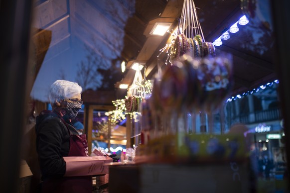 Menschen mit Schutzmasken beim &quot;Christchindlimarkt&quot;, aufgenommen am Freitag, 27. November 2020, in Chur. Der Markt wird trotz Corona, allerdings mit Schutzkonzept und weniger Staenden durchg ...