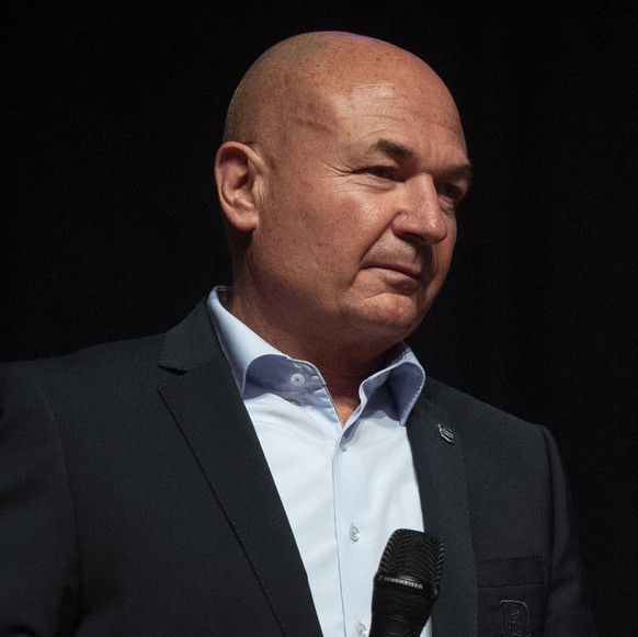 HCD Praesiden Gaudenz Domenig, rechts, erhaelt eine Plakette zum Jubilaeum von National League Praesident Denis Vaucher, bei der &quot;Nacht der Legenden&quot; zum 100-Jahr-Jubilaeum des HC Davos, am  ...