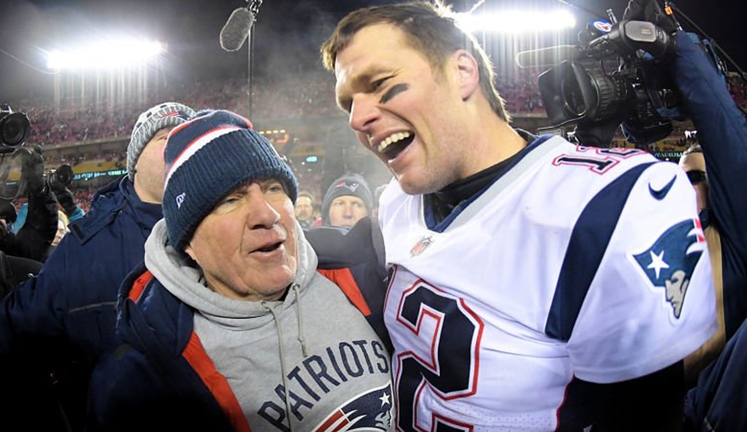 Patriots-Headcoch Bill Belichick herzt seinen Quarterback Tom Brady.