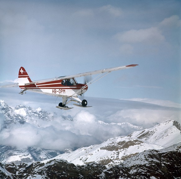 ARCHIVE --- HERMANN GEIGER, PIONIER DER GLETSCHERFLIEGEREI UND MITBEGRUENDER DER REGA, STARB VOR 50 JAHREN, AM 26. AUGUST 1966. SEINE EINZIGARTIGE TECHNIK BEIM LANDEN UND STARTEN AUF GLETSCHERN UND SC ...