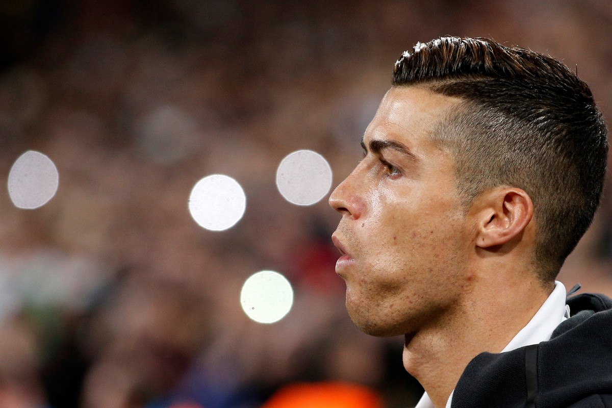 Football Soccer - Real Madrid v Borussia Dortmund - UEFA Champions League - Santiago Bernabeu stadium, Madrid, Spain - 7/12/16 Real Madrid's Cristiano Ronaldo before match. REUTERS/Juan Medina