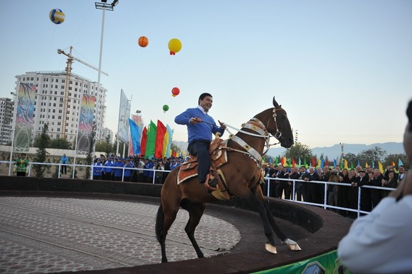 Turkmenistan die besten Bilder aus dem Land, in dem seit 2016 kein Schweizer lebt. Einziger Schweizer watson.ch
5 November 2010. Askabat,Turkmenistan. Gurbanguly Berdimuhamedow, is a Turkmen politicia ...