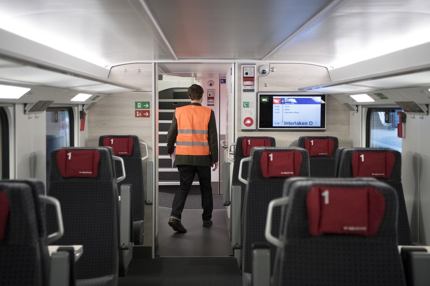 Ein Reporter wandert in einem Zug Wagon waehrend der Typentestfahrt im neuen Doppelstockzug der SBB &quot;FV Dosto&quot; zwischen Bern und Interlaken, am Donnerstag, 11. Mai 2017. (KEYSTONE/Anthony An ...