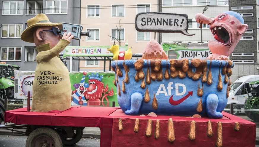 Rosenmontag in D�sseldorf *** NUR F�R REDAKTIONELLE ZWECKE *** EDITORIAL USE ONLY ***Bedingt durch Sturmwarnungen zieht der D�sseldorer Rosenmontagszug erst um 1330 Uhr am Montag,04.03.2019, mit dabei ...