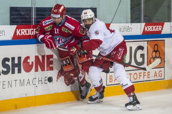 SC Rapperswil-Jona Lakers Verteidiger Fabian Maier, links, gegen Lausannes Matteo Nodari, rechts, im Eishockey Meisterschaftsspiel der National League zwischen den Rapperswil-Jona Lakers und dem HC La ...