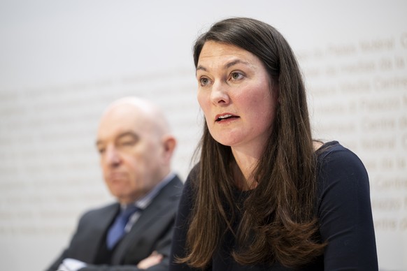 Tiana Angelina Moser, Staenderaetin (GLP), rechts, spricht neben Daniel Jositsch, Staenderat (SP Schweiz), links, waehrend einer Medienkonferenz von Swiss Family Business (SFB) ueber die Praesentation ...