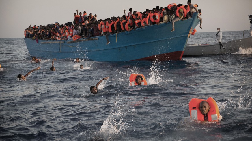 JAHRESRUECKBLICK 2016 - INTERNATIONAL - Migrants, most of them from Eritrea, jump into the water from a crowded wooden boat as they are helped by members of an NGO during a rescue operation at the Med ...