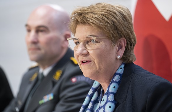 Bundespraesidentin Viola Amherd, rechts, spricht neben Korpskommandant Thomas Suessli, Chef der Armee, links, an einer Medienkonferenz zur Armeebotschaft 2024, am Mittwoch, 14. Februar 2024, im Medien ...