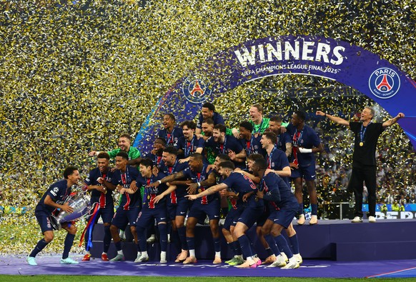 epa12148354 PSG players celebrate with the trophy during the podium ceremony after winning the UEFA Champions League final between Paris Saint-Germain and Internazionale Milano, in Munich, Germany, 31 ...
