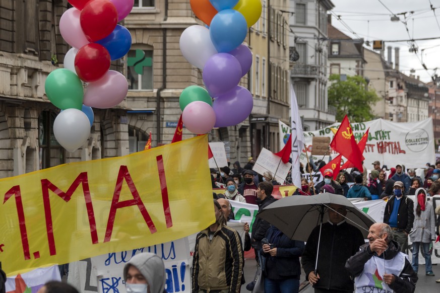 Ein Demonstrationszug bewegt sich durch die Stadt in Basel am Freitag, 1. Mai 2020. (KEYSTONE/Georgios Kefalas)