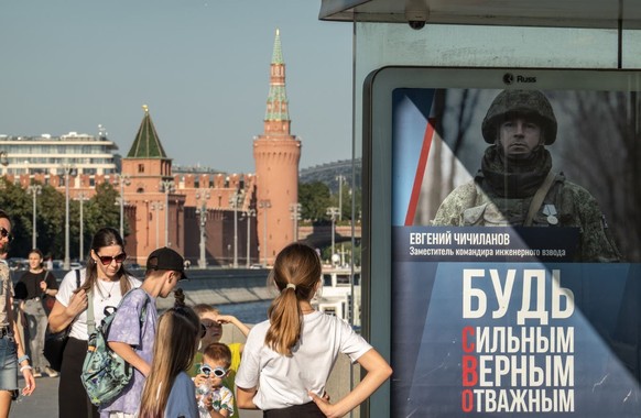 Die Werbeplakate für den Kriegsdienst in der Ukraine sind in Moskau allgegenwärtig, doch immer weniger Freiwillige melden sich. Darum müssen jetzt Rekruten ran.
