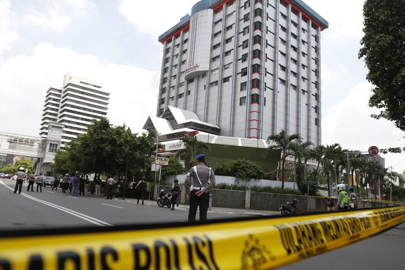 epa05100970 A general view shows a police cordon sealing off the scene of a bomb blast in Jakarta, Indonesia, 14 January 2016. Explosions near a shopping centre in the Indonesian capital Jakarta kille ...