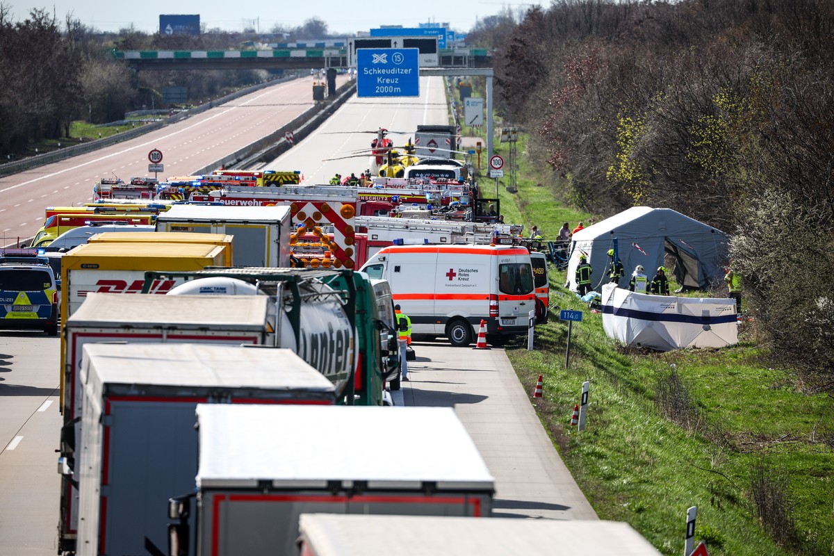 27.03.2024, Sachsen, Schkeuditz: Einsatzfahrzeuge und Rettungshubschrauber stehen auf der A9 an der Unfallstelle. Bei einem Unfall mit einem Reisebus auf der A9 bei Leipzig ist mindestens ein Mensch u ...
