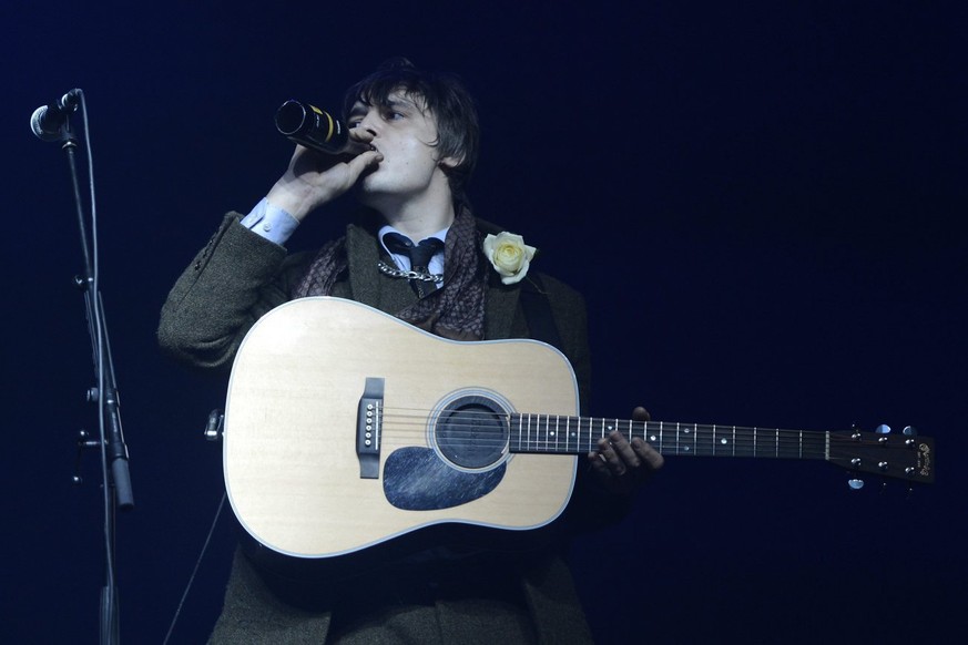 English singer Pete Doherty drinks a beer before the Caprices Festival in Crans-Montana, Switzerland, Friday March 8, 2013. (KEYSTONE/Maxime Schmid)