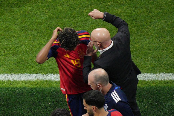 Spain head coach Luis de la Fuente talks with Lamine Yamal (19) during the hydration break during the World Cup Group H soccer match between Spain and Cape Verde in Atlanta, Monday, June 15, 2026. (AP ...