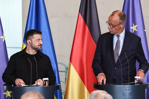 epaselect epa12297944 German Chancellor Friedrich Merz (R) and Ukrainian President Volodymyr Zelensky attend a press conference following a video call with other heads of state ahead of a summit betwe ...