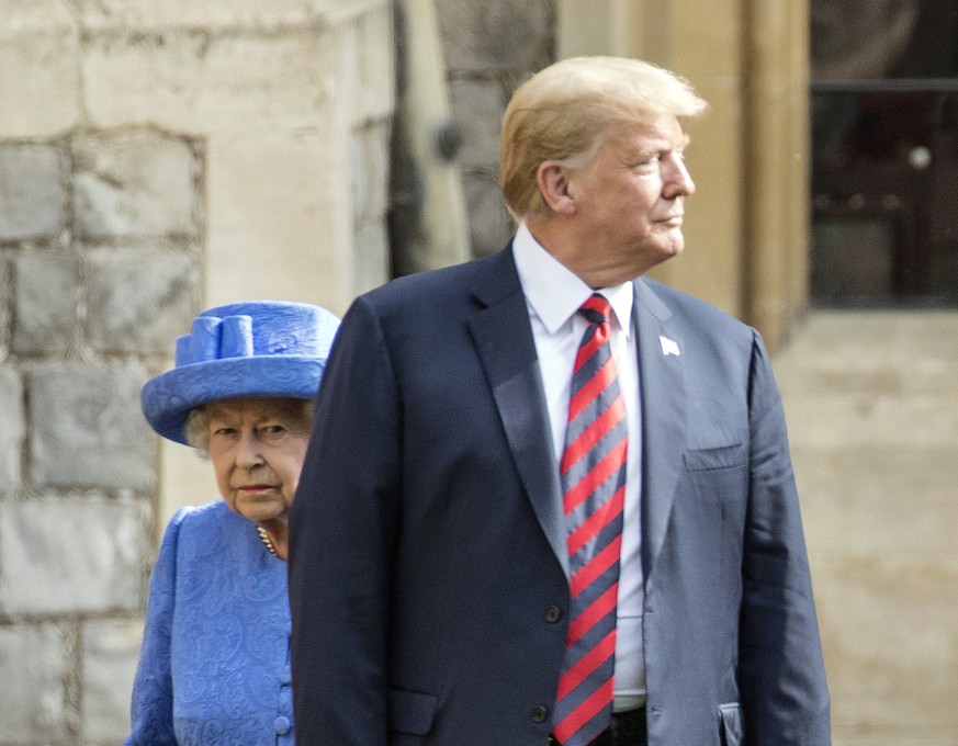 BILDPAKET -- ZUM JAHRESRUECKBLICK 2018 JULI, STELLEN WIR IHNEN HEUTE FOLGENDES BILDMATERIAL ZUR VERFUEGUNG -- Britain's Queen Elizabeth II, background and US President of the United States Donald ...