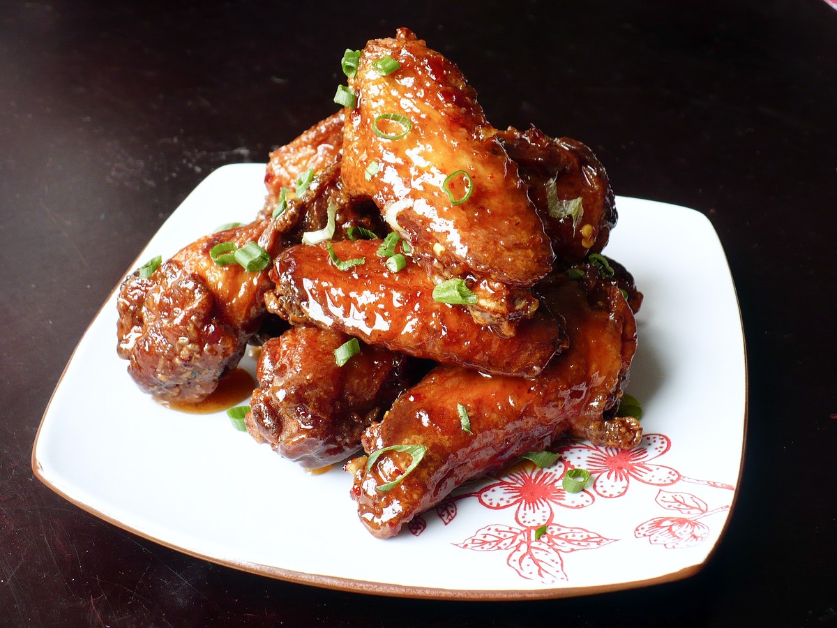 Im Original bereitet man das Rezept mit Pouletflügeln oder dem ganzen Huhn zu. Für ein Date eignet sich die Hühnerbrust-Variante, wie sie hier vorgestellt wird. Wegen Händen und Sittlichkeit und so. I ...