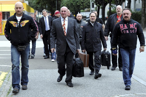 Schweizer Hells Angels mit Anwalt Valentin Landmann auf dem Weg zum Bundesstrafgericht in Bellinzona.&nbsp;