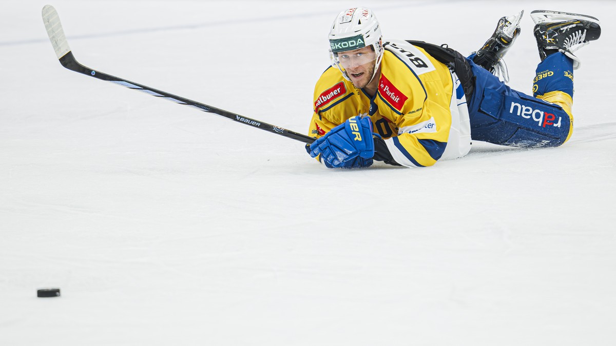 L'attaquant davosien Enzo Corvi chute lors du match acte 7 du quart de finale de play-off du championnat suisse de hockey sur glace de National League entre Lausanne HC, LHC, et HC Davos, HCD, ce ...