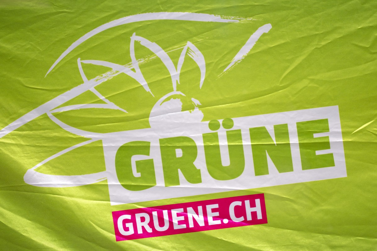 Ein Banner an der Delegiertenversammlung der Gruenen Schweiz in Liestal, am Samstag, 21. Maerz 2026. (KEYSTONE/Georgios Kefalas)
