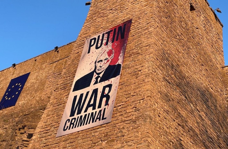 «Putin – Kriegsverbrecher» - Protestplakat in Narva, Estland.