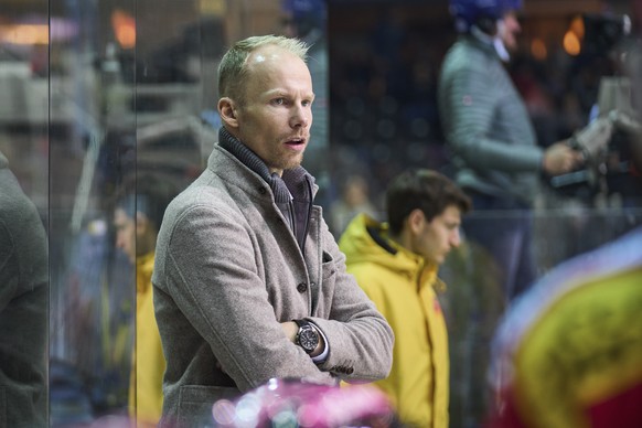 SCB Cheftrainer Johan Lundskog reagiert beim Eishockey Meisterschaftsspiel der National League zwischen dem SC Bern und den ZSC Lions, am Samstag, 5. November 2022, in der PostFinance Arena in Bern. ( ...