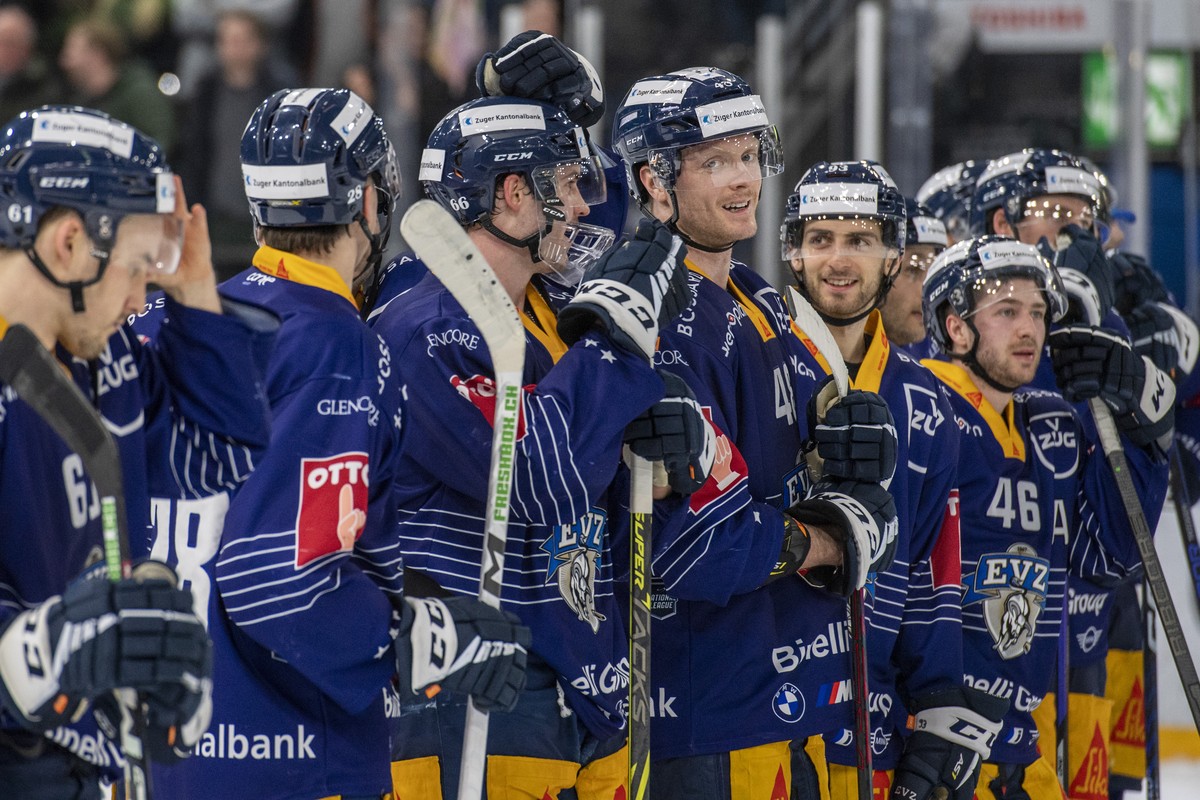 Die Zuger mit Carl Klingbergr, mitte, feiern den Sieg beim Eishockey Meisterschaftsspiel der National League zwischen dem EV Zug und dem Fribourg Gotteron am Dienstag, 28. Februar 2023 in Zug. (KEYSTO ...