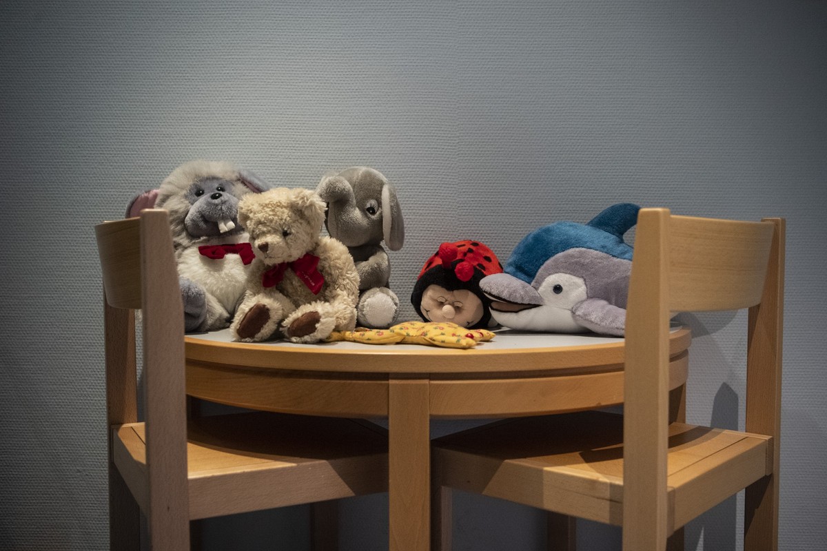 Ein Tisch mit Stofftiere liegen im Warteraum der Kindes- und Erwachsenenschutzbehoerde (KESB) der Stadt Zuerich anlaesslich einer Medienkonferenz nach welchen Kriterien private Beistaende eingesetzt w ...