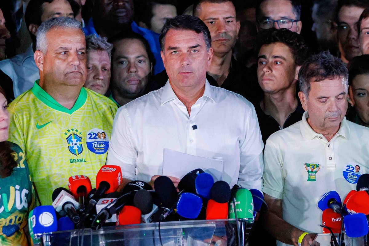 Flavio Bolsonaro, ici en conférence de presse après sa défaite électorale.