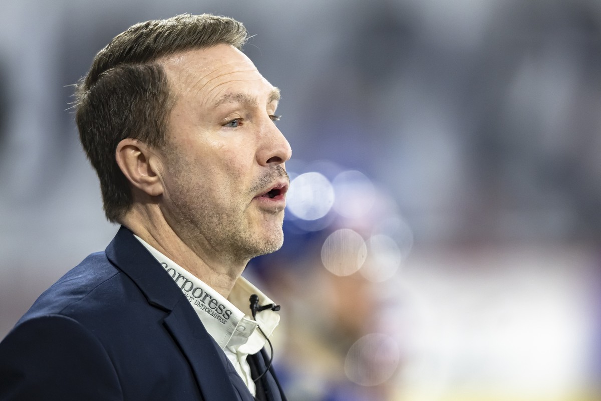 Kloten's Trainer Jeff Tomlinson im Eishockeyspiel der National League zwischen den EHC Kloten und dem EV Zug, am Sonntag, 8. Januar 2023 in Kloten. (KEYSTONE/Michael Buholzer)