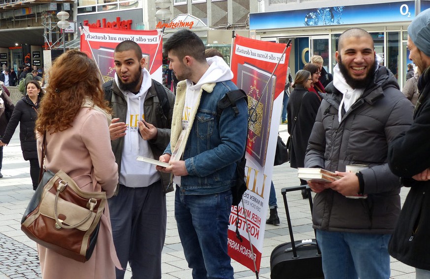 Salafisten verteilen den Koran in München.