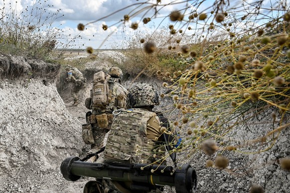 Ukraine: Platoon training of 3rd Assault Brigade UKRAINE - SEPTEMBER 7, 2023 - Servicemen of the 3rd Separate Assault Brigade polish assault actions in the trench. Ukraine NOxUSExINxGERMANY PUBLICATIO ...