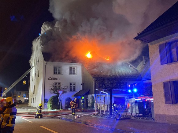 HANDOUT - Am Samstagabend, 7. Januar 2023, ist in Erlinsbach, Kanton Solothurn, das mehrere Jahrhunderte alte Gebaeude, in welchem sich unter anderem das ehemalige Restaurant