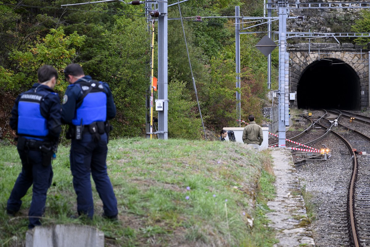 Des policiers vaudois pilotent un drone proche de l'emplacement ou des cables ont brules suite a un incendie criminel entre la gare CFF d'Eclepens et l'entree des tunnels d'Eclepen ...