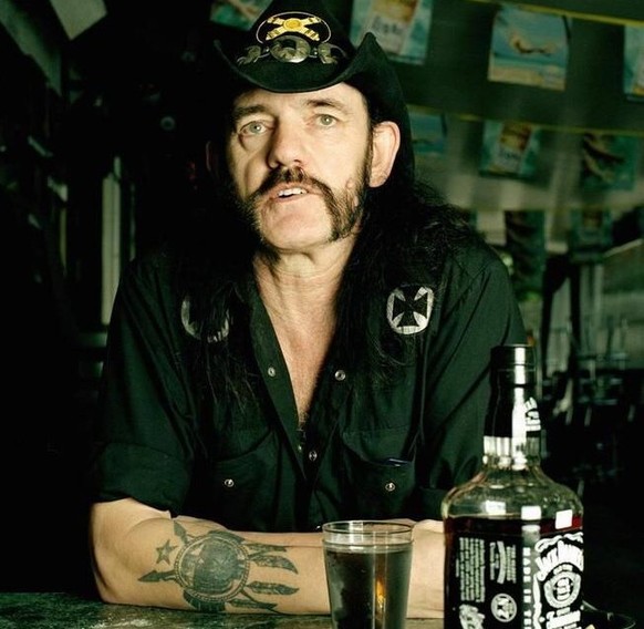 lemmy kilmister motorhead motörhead jack daniel&#039;s old number 7 tennessee whisky trinken alkohol drinks musik rock&#039;n&#039;roll https://www.thedrinksbusiness.com/2016/01/jack-daniels-coke-to-b ...