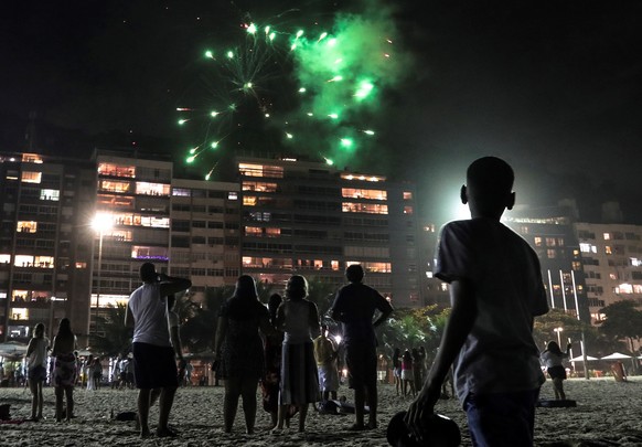 epaselect epa08913684 People enjoy of the end of the year celebrations at Copacabana beach in Rio de Janeiro, Brazil, 31 December 2020. Due to the coronavirus pandemic restrictions the Copacabana beac ...