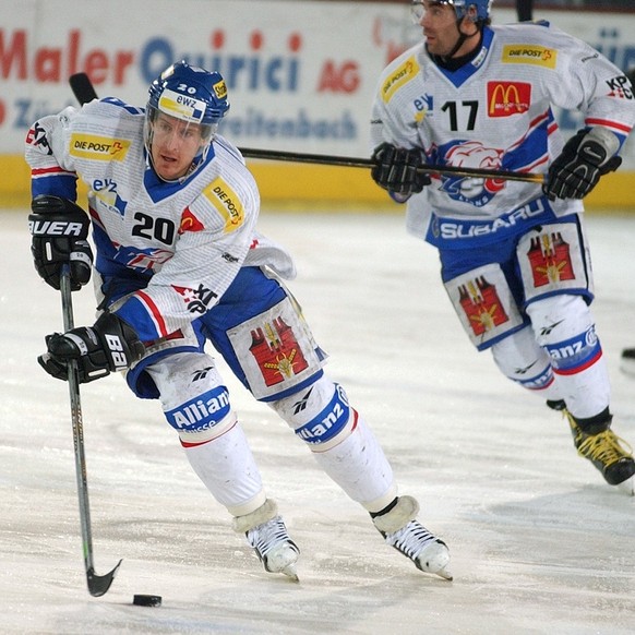 Die ZSC Spieler Arne Ramholt, rechts, Michel Zeiter, Mitte, gegen Berns Peter Jaks beim Eishockeyspiel der NLA ZSC Lions - SC Bern in Zuerich am Dienstag 21. Januar 2003. (KEYSTONE/Dorothea Mueller)