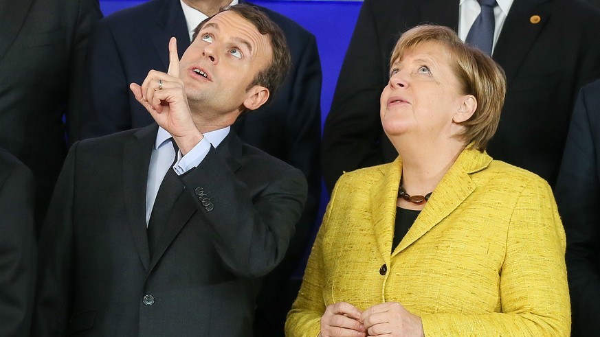 epa06390034 French President Emmanuel Macron (L), German Chancellor Angela Merkel (R) and Netherlands&#039; Prime Minister Mark Rutte during a family picture of 24 heads of state members of Defense Pe ...